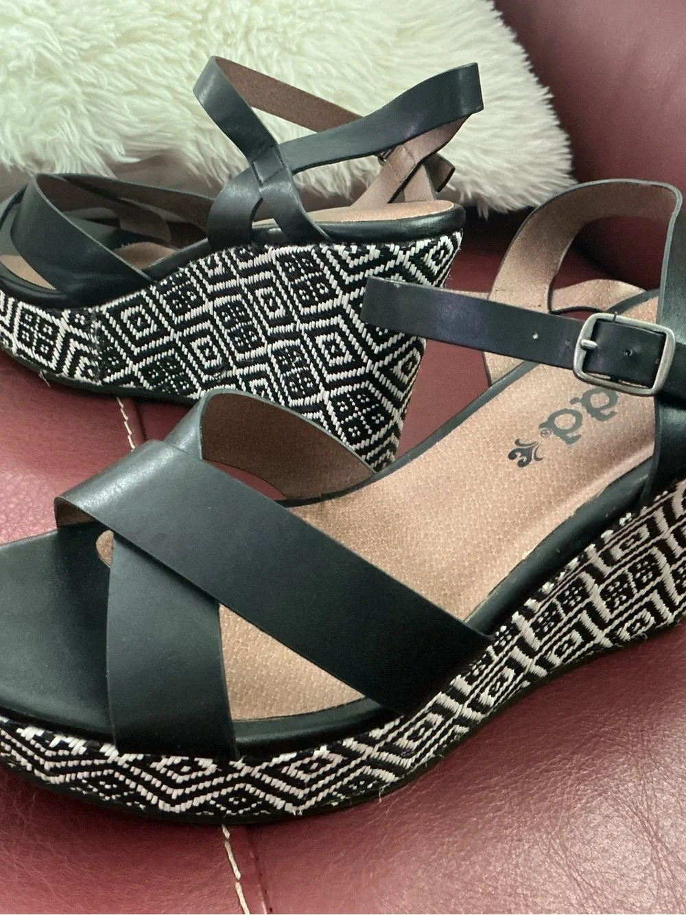 Womens Wedge Sandals in Aztec ish Pattern like NEW by MUDD Size 9